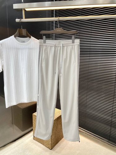 givenchy- 纪梵希 2025春季新款，最新休闲裤。原版裤型上身休闲百搭、随性慵懒范，定制原版涤纶面料，舒适感爆棚。高端大气，春天的味道有没有，首选 。码