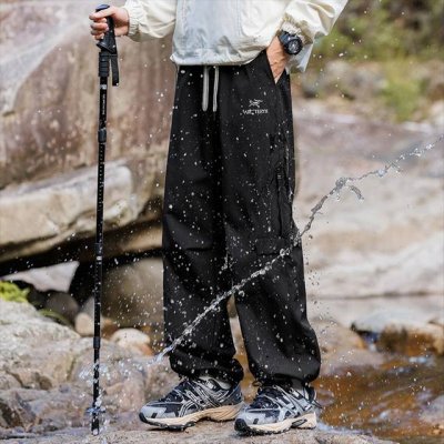 上新 Arc’Teryx 始祖鸟 美式户外机能运动抽绳束脚冲锋裤休闲裤长裤 甄选高品质三防户外运动面料，原单品质，腰部采用抽绳松紧设计，裤脚两侧排扣防水织带设计