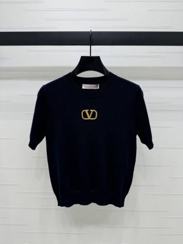上新原单高端品质Valentin*2025早春最新系列！刺绣字母针织短袖！定制Yb羊毛针织材质 舒适柔软 质感上乘 短袖上衣剪裁 胸前饰有金色V字母刺绣点缀 尽