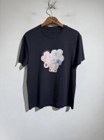 Lv驴牌老花设计动漫 .法国客户“花朵”订单标准版型。应用最先进的3D印刷技术。搭配桑蚕丝混纺棉的面料。极其随性的、极致舒服的短袖。25春夏新款。 这款 T 恤