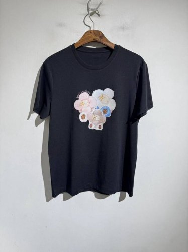 Lv驴牌老花设计动漫 .法国客户“花朵”订单标准版型。应用最先进的3D印刷技术。搭配桑蚕丝混纺棉的面料。极其随性的、极致舒服的短袖。25春夏新款。 这款 T 恤