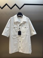 Lv 单排扣压花短袖衬衣 采用40支双股纯棉平纹布，75D衬布高温压花，手工包缝，定制五金纽扣 Size：S M L