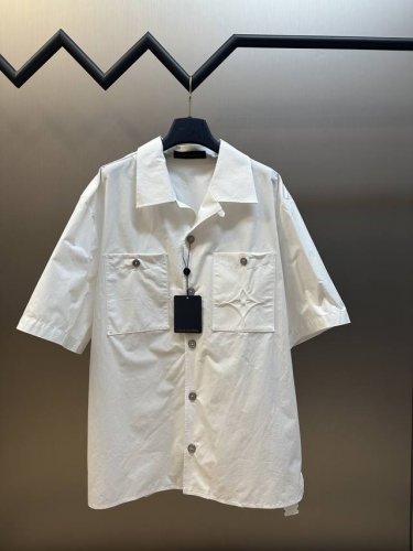 Lv 单排扣压花短袖衬衣 采用40支双股纯棉平纹布，75D衬布高温压花，手工包缝，定制五金纽扣 Size：S M L
