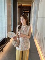 邂逅诗意浪漫 这款无袖马甲宛如梦幻诗篇 轻薄面料上 缤纷碎花肆意绽放 似春日花园缩影 精致盘扣点缀 古韵悠然 轻松营造出独特氛围感 让你于人群中绽放别样风采 S