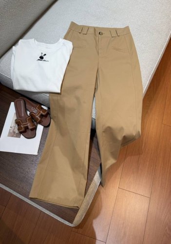 夏款更新-百搭直筒裤 100%棉 简约直筒裤，经典百搭不挑人， 直筒剪裁利落大方，线条流畅，巧妙修饰腿型，轻松打造笔直腿线。简约风格适配度极高，搭简约T恤是休闲