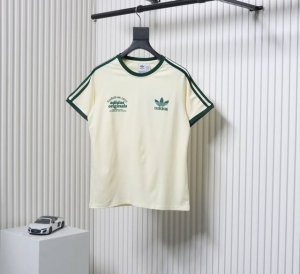 Adidas 三叶草圆领刺绣短袖T恤 面料采用300克重磅洗水纯棉 特定重磅21S精棉平纹针织面料 搭配32S+70D拉架螺纹 95%精棉*5%氨纶双纱罗纹 精