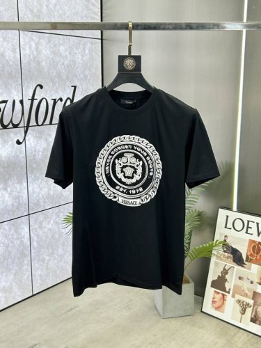 versace 范思哲 25Ss春夏新品男士数码印花圆领短袖T恤，正面缀饰有金属美杜莎头像与金属元素品牌字母标识印花设计，打造男士基本款单品，为男士衣橱注入新意