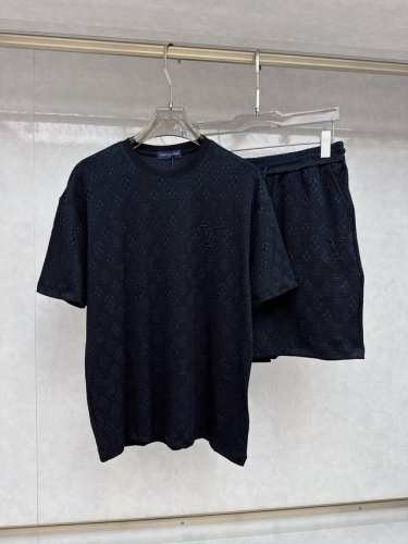 lv 2025Ss春夏新款短袖套装，男女同款。上身效果超赞，码数 M-3Xl