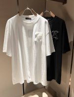 Louisvuitt*路易*登 2025春夏全新系列单品上线，非常时髦前卫的一款男女同款短袖T恤，标识Logo图案贴布修饰！区别于以往的不同，宣示品牌传承多年的