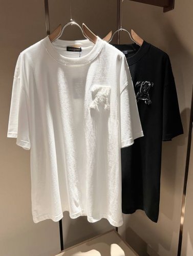 Louisvuitt*路易*登 2025春夏全新系列单品上线，非常时髦前卫的一款男女同款短袖T恤，标识Logo图案贴布修饰！区别于以往的不同，宣示品牌传承多年的
