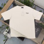 特价 白色Xs3 S3 款号：Qyfd02 高版本 新款Fendi芬迪简约3D字母Logo印花休闲情侣宽松短袖T恤，独一无二的活性环保面料染色，32支双纱精梳纯