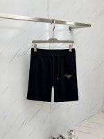 prada 25春夏新款松紧带休闲短裤，专柜定制面料 透气舒适度高，细节无可挑剔，品牌元素刺绣设计理念，体现高品质。手感细腻柔软！呈现休闲裁剪，上身版型超赞！码