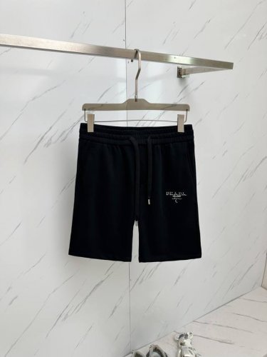 prada 25春夏新款松紧带休闲短裤，专柜定制面料 透气舒适度高，细节无可挑剔，品牌元素刺绣设计理念，体现高品质。手感细腻柔软！呈现休闲裁剪，上身版型超赞！码