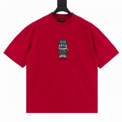 balenciag 巴黎世家蛇年定制短袖T恤. 胸前饰有刺绣卡通蛇图案刺绣小字母 搭配牛仔裤 短裤 超级时尚百搭 版型釆用Os宽松落肩版型. 男女同款 码数 S