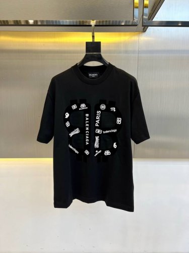 巴黎世家 2025春夏全新系列单品上线 非常时髦前卫的一款男女同款短袖T恤 醒目的Logo图案修饰 区别于以往的不同 宣示品牌传承多年的设计理念 其吸睛度完全不