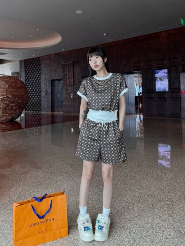 驴满Logo套装 上身就是满满的时髦高级感 自带气场 面料质感很奈斯 时髦又高级 颜色超级正 上身显白又显瘦 自带酷帅感的经典系列 走路都带风上身气场全开 长度