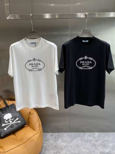 普家 Prada 经典黑T，低调中的奢华 黑色T恤！经典黑色，百搭又显瘦，胸前精致的白色标识图案，简约却不失奢华感，Prada 的格调尽显。面料质感超棒，Xs-