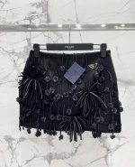 白色羊毛半裙 对话花朵 高洁白，却有一丝神秘色彩。仿佛浸透了淡淡的雾霭，若隐若现的魅力，仿佛跃然纸上，宛如随风起舞的花神。 时尚与优雅的完美交织，打造不平凡的充