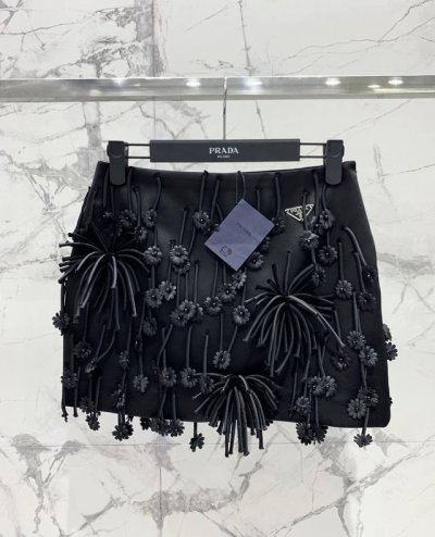 白色羊毛半裙 对话花朵 高洁白，却有一丝神秘色彩。仿佛浸透了淡淡的雾霭，若隐若现的魅力，仿佛跃然纸上，宛如随风起舞的花神。 时尚与优雅的完美交织，打造不平凡的充