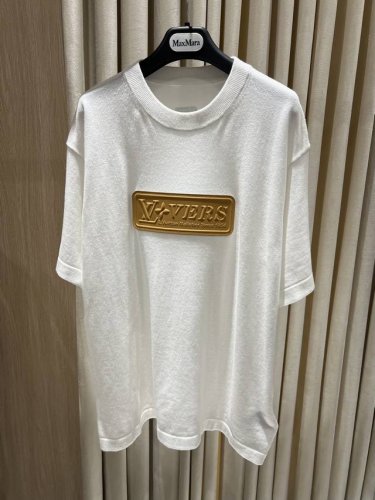 louis V金属压标中性T恤 Unisex Logo Badge T-Shirt 这款Unisex Logo Badge T-Shirt 采用质地细腻的白色针