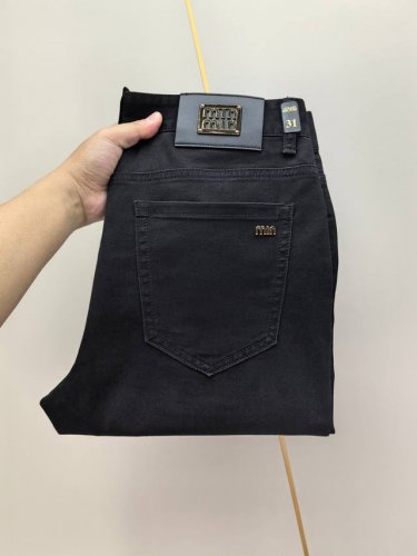 miu。2025春夏最新推出男士牛仔裤新品！重工水洗牛仔面料，定制面料和一般牛仔布料比起来，更加柔软舒适！超重工洗水工艺 双工艺洗水 整条裤子，手感舒适，细腻程