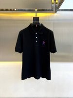 Moncler 蒙口、25S春夏男士polo短袖T恤。标识标签polo衫，这款棉质珠地面料polo衫诠释经典设计，是衣橱的基本，款实用单品。有领款式，点缀三色饰