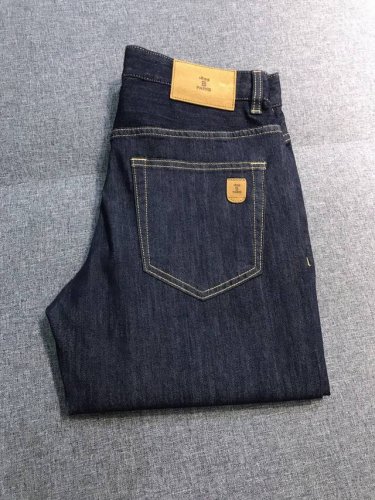 新品 Ber家族时装款商务休闲牛仔裤，香港洋行渠道货，重磅级品鉴奢华之物，高级成衣系列，25年春夏新品，上海国金旗舰店在售款！ 设计感超强的一款牛仔裤，个性且腔