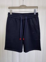 Kiton 春夏袋口侧边字母印花徽标男士休闲短裤，装饰品牌基础字母Logo印花设计，搭配弹性抽绳腰头，选用精梳棉低弹丝面料 81%棉、19%低弹丝 手感柔软、保
