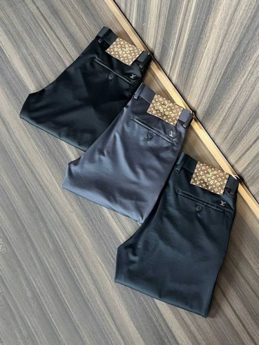 Lv 新款来袭2680新春爆款新品 专柜有售 实体店极品休闲裤专柜原版1:1好货，适合各个年龄段。市场最高版本的欧洲进口面料。舒适柔软亲肤，上身效果超级棒时尚百