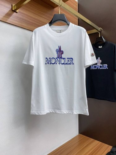 蒙口 M-3Xl 阔版 Ss新工艺Logo高品质纯棉质阔版圆领男士短袖T恤，新季新推系列将标识巧妙融入设计，塑就一系列充满复古风情的运动风单品。在这款百搭T恤上
