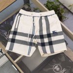 款号 Yqv2310 2025新款Burberry巴宝莉格子战马Logo印花休闲情侣速干短裤沙滩五分裤 时尚与经典的完美融合 百搭不挑人 轻松适配各种风格 精致