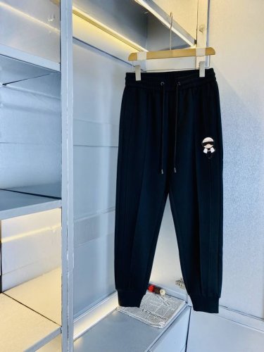 官网原单货 可穿200斤芬迪Fendi 简约时尚 秋冬款休闲裤长裤卫裤身穿着非常舒适 低调不失奢华 穿出去非常有档次,裤型款式和裁剪亦无需多言 上身精致跃然.真