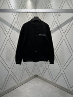 驴家 25Ss新款棒球束腰夹克以深邃色调道出典雅风尚。绵羊毛裁出考究衣身，与正绒面革衣袖和口袋碰撞质感反差。手写体路易威登标识为胸前注入渐变色彩，背部刺绣大号