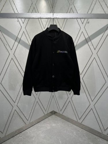 驴家 25Ss新款棒球束腰夹克以深邃色调道出典雅风尚。绵羊毛裁出考究衣身，与正绒面革衣袖和口袋碰撞质感反差。手写体路易威登标识为胸前注入渐变色彩，背部刺绣大号