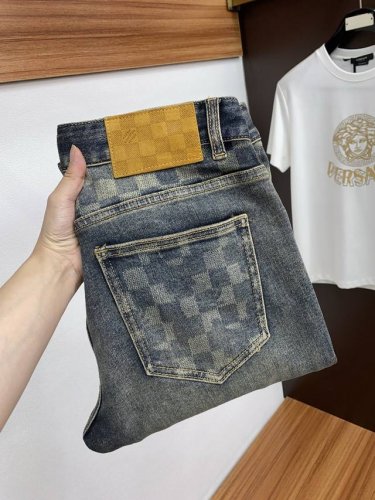 LV 路易威登 25男士牛仔裤原厂原布原洗水！进口原版水洗弹力面料，复杂的手工艺叠加，任何一个洗水环节多停留几秒都会变成完全不一样的颜色效果，所以越加珍贵，特别