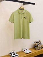 普拉达 2025Sshk专柜同款同步上新短袖翻领Polo，采用订制珠地棉面料，胸前品牌字母采用刺绣工艺构成标志彰显品牌奢华 高端人士必备单品，懂货的来欢迎对比专