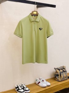 普拉达 2025Sshk专柜同款同步上新短袖翻领Polo，采用订制珠地棉面料，胸前品牌字母采用刺绣工艺构成标志彰显品牌奢华 高端人士必备单品，懂货的来欢迎对比专