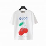 实拍细节图+尺码表 gucci古驰 成熟的樱桃戏圆领短袖 无感印花 早春系列高克重短袖 选用客供定制针织100%纯棉面打造,面料手感细腻 厚实有质感的纯棉布 高