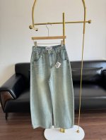 loewe 罗意威 阔腿常规款牛仔裤 牛仔单品在夏季显得尤为重要！ 穿上这款之后会让人觉得你 Jiu 是穿搭博主那范儿～ 整个廓形 超显瘦！ 牛仔水洗颜色也 C