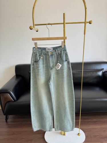 loewe 罗意威 阔腿常规款牛仔裤 牛仔单品在夏季显得尤为重要！ 穿上这款之后会让人觉得你 Jiu 是穿搭博主那范儿～ 整个廓形 超显瘦！ 牛仔水洗颜色也 C