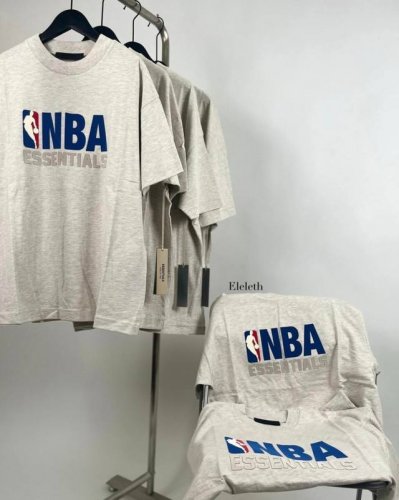 2509 Essentials联名Nba全明星春夏宽松短袖T恤，全明星Nba联名，直接将街头潮流与热血篮球激情碰撞，赛场，热烈，活力与时尚感拉满。而且，它宽松的