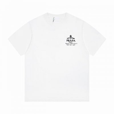 上新： 款号：B212 prada 普拉达25Ss新款经典印花Logo字母休闲圆领短袖T恤 1面料采用260克纯棉双纱面料 柔软亲肤、透气性强，定位裁剪工艺Ov