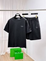 普拉达 25早春最新顶级经典双面料拼接款短袖套装，高端品质专柜原单圆领援助，顶级制作多口袋工艺进口面料，专柜款独特设计，采用进口高端订制进口丝线手感一流！官网在