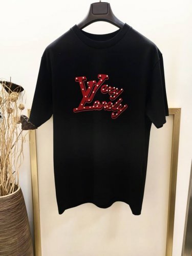Size：46 48 50 52 黑白两色 男女同款 197524 1V路易家植绒珍珠品牌语言半袖T恤 重磅纯棉 后背品牌镜像标签！ 仅限干洗或反面包裹洗衣袋超