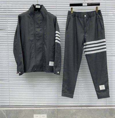 长裤 双层加厚羊毛料长裤 双层加厚丝光羊毛料，万米起订量；深秋季节必备外套 四杠拼接；脚扣伸缩纽扣，可调节！！镀白漆面品牌纽扣，哑光雾面质感拉链头。 码数：0