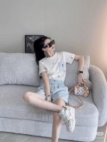 上新啦 姐妹们 我真的要吹爆这款夏装 面料超级舒服 透气性超好 夏天穿一点都不闷热 版型超级显瘦 遮肉效果一流 而且颜色超级显白 不挑肤色 重点是 这款夏装价格