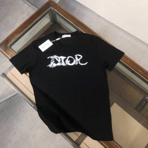 Dior 迪奥 夏季新款圆领短袖T恤 270克重磅高端纯棉面料 手感质感都极完美 修身裁剪设计干净利落 时尚又好看 走线做工非常精致 版型效果超赞 而且透气性能