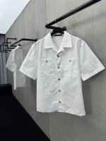 Louisvuitton 单排扣压花短袖衬衫 工艺说明：面料采用40支双股纯棉平纹布，75D衬布，印花采用高温压花，布匹洗水，手工包缝，整体走线平直细腻，面料舒
