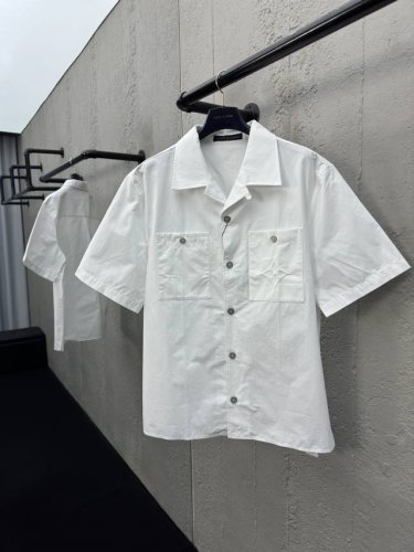 Louisvuitton 单排扣压花短袖衬衫 工艺说明：面料采用40支双股纯棉平纹布，75D衬布，印花采用高温压花，布匹洗水，手工包缝，整体走线平直细腻，面料舒