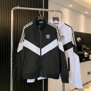 Adidas阿迪达斯三叶草专柜同款发售经典三杠立领夹克最优品质 爆炸上新 出街回头率超高的的夹克外套！三杠的设计搭配上左胸的小Logo设计，既经典又不失新潮！定